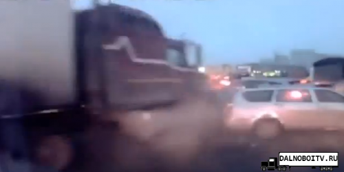 moscow-crazy-truck-crash